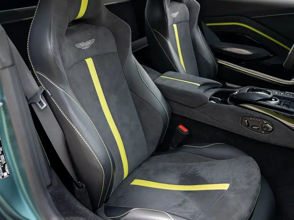 ASTON MARTIN V8 VANTAGE