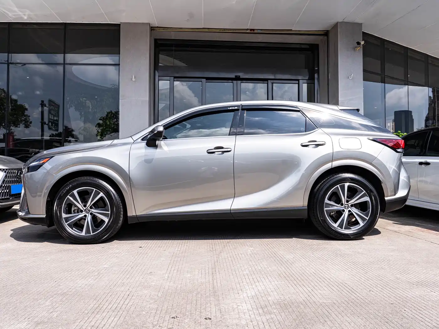 Lexus RX 2025 300 4WD Premium Edition фото 4