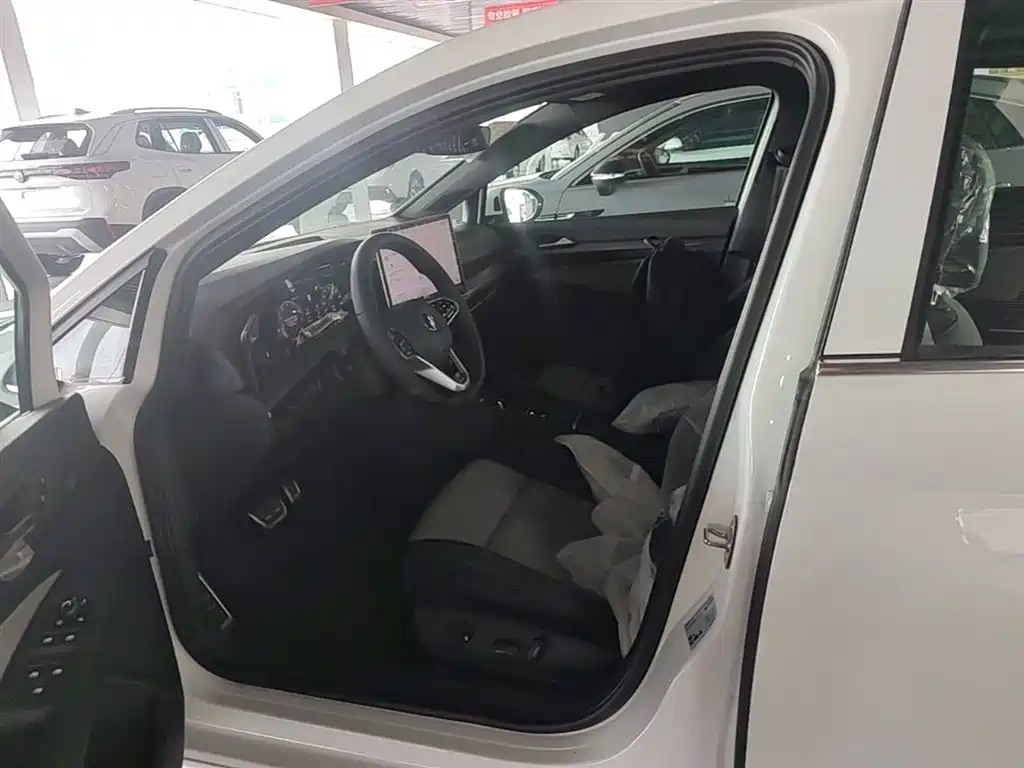Volkswagen Golf 2025 300TSI R-Line фото 15