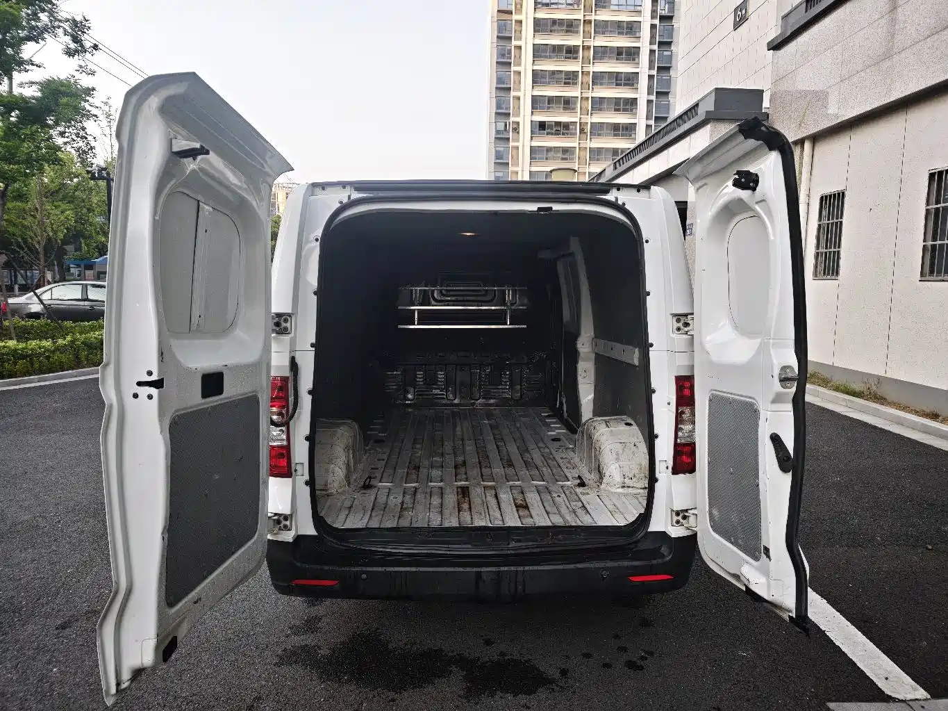 SAIC Maxus Maxus EV30 2023 Pure Electric Intelligent Logistics Expert Long Wheelbase CATL фото 12