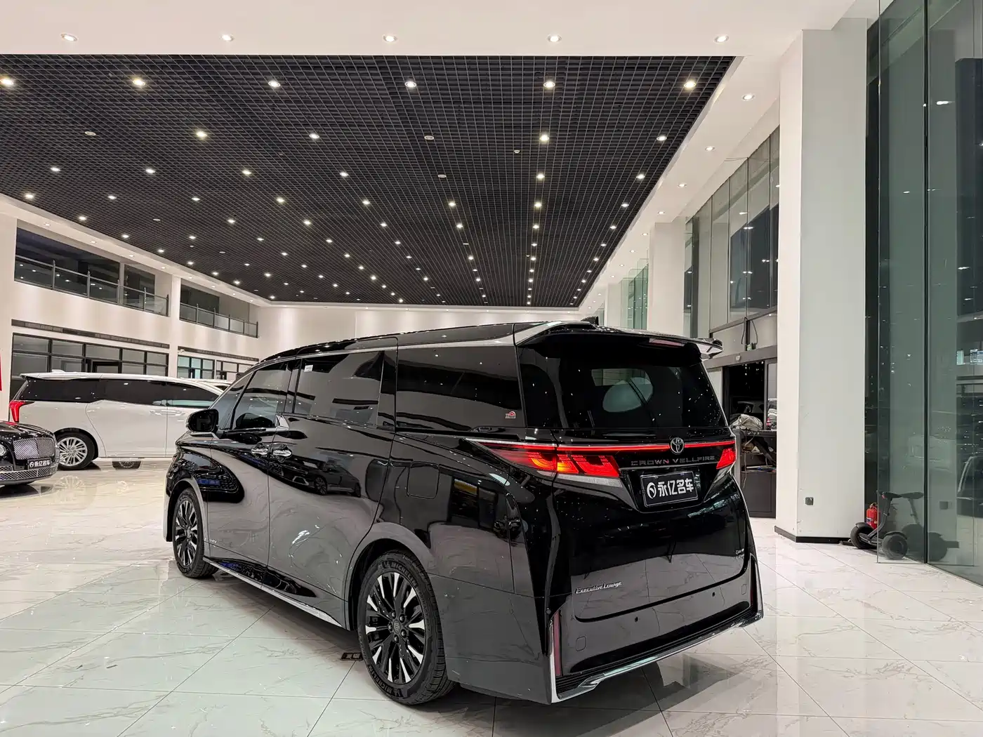 Toyota Vellfire 2024 Crown Hybrid 2.5L Executive Premium Edition фото 15