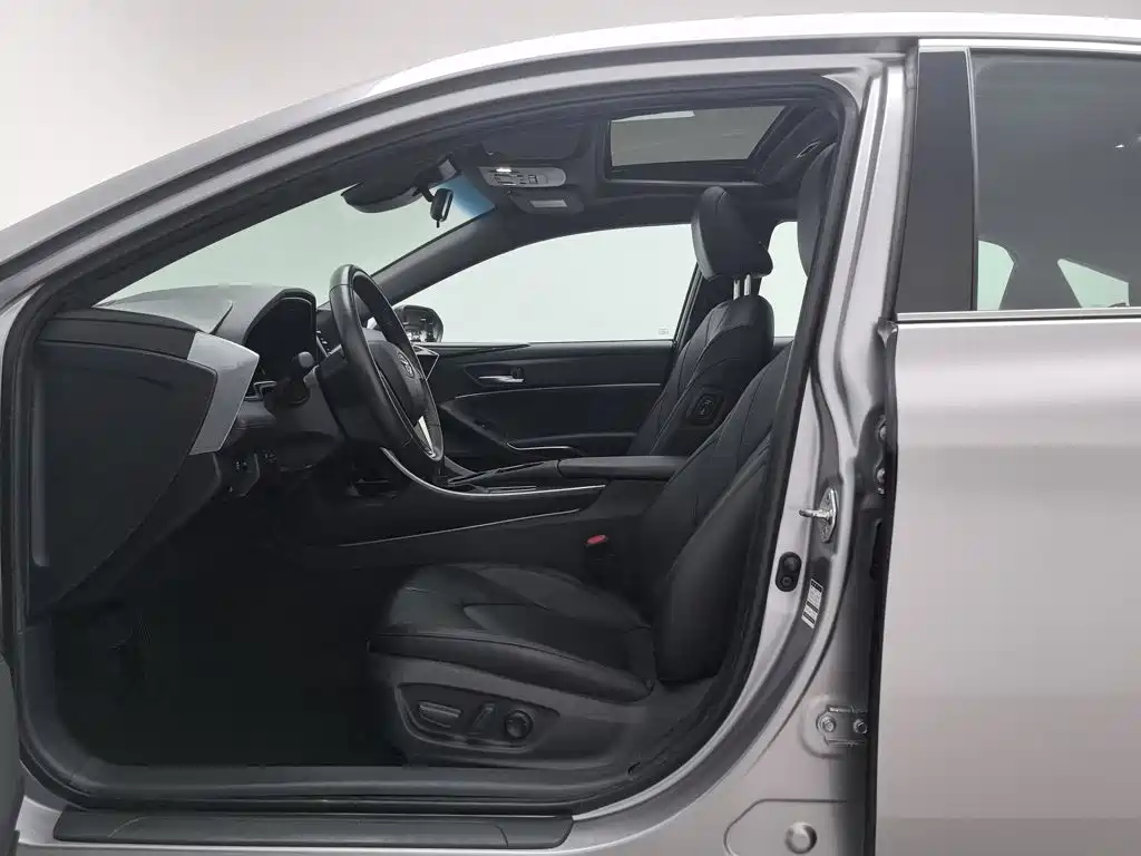 Photo 10 - Toyota Avalon