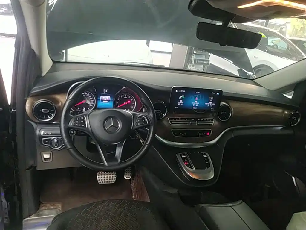 Mercedes-Benz V-Class 2021 V 260 L Long Wheelbase Premium Edition фото 10