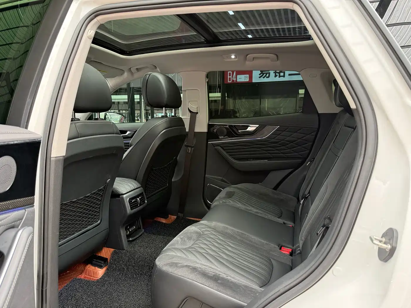 Фото 18 - Hongqi HS5