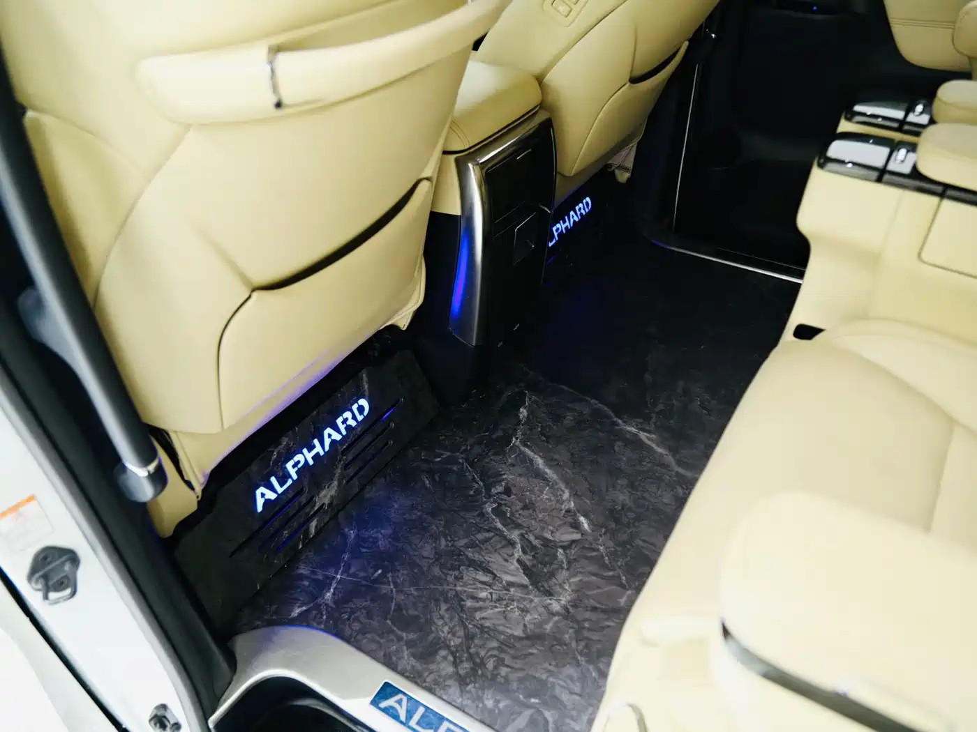 Фото 10 - Toyota Alphard