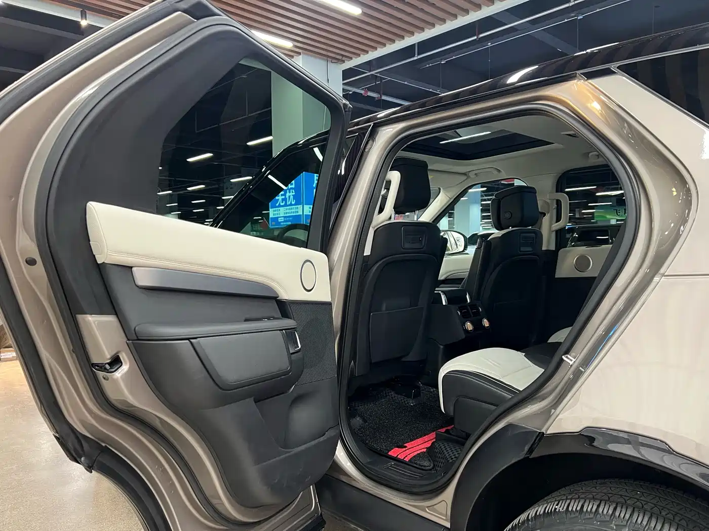Land Rover Discovery 2021 360PS R-Dynamic HSE фото 8