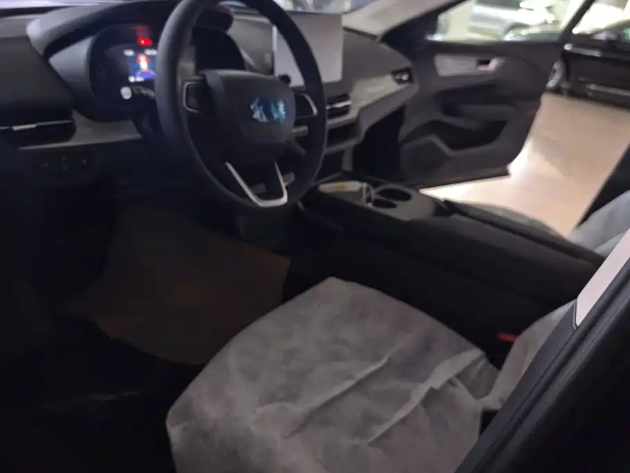 Hongqi E-QM5 2026 2025 Model 500km Travel Edition