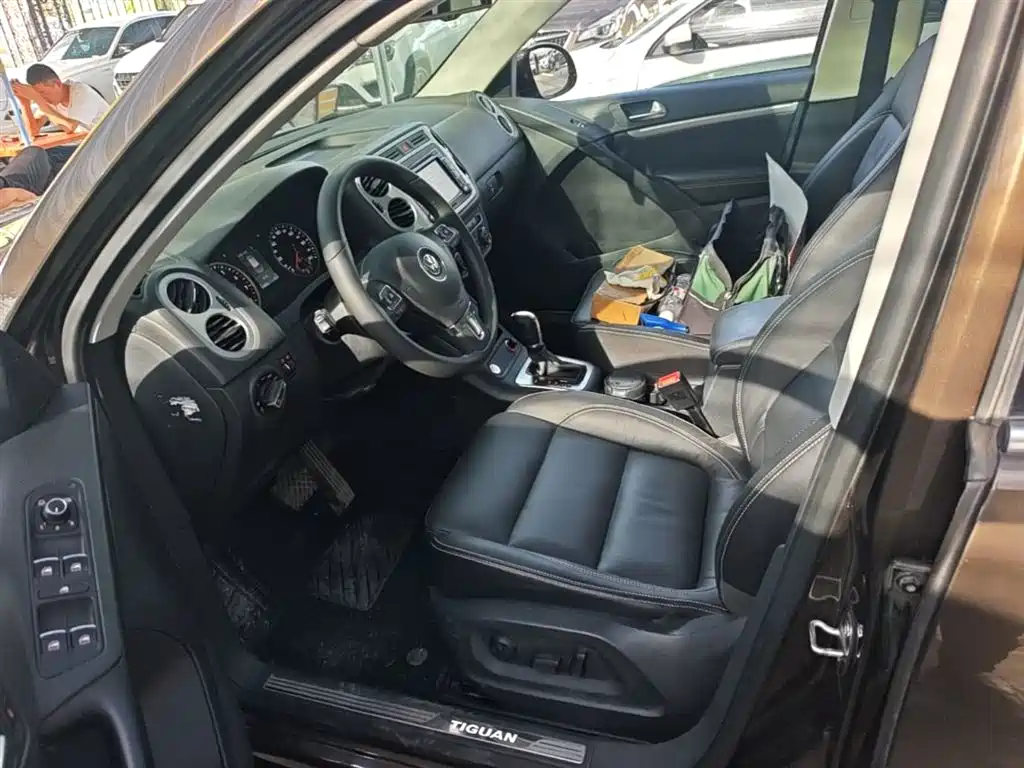 VOLKSWAGEN TIGUAN