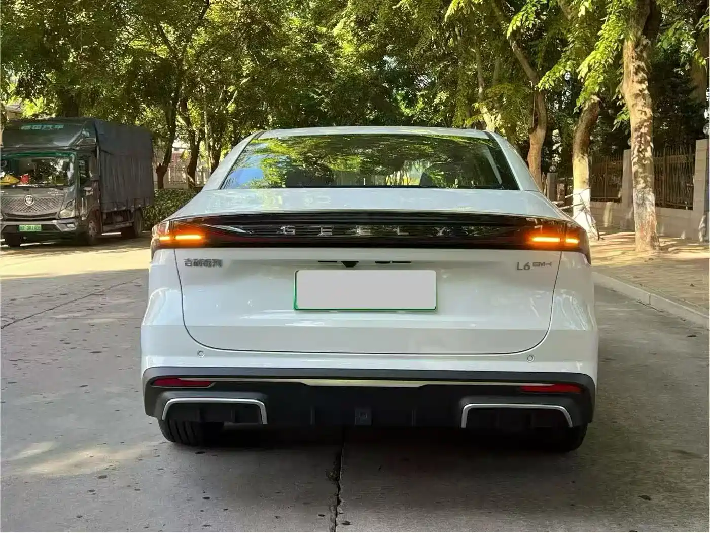 Geely Galaxy Galaxy L6 2025 EM-i 140km Explorer+ Edition фото 8