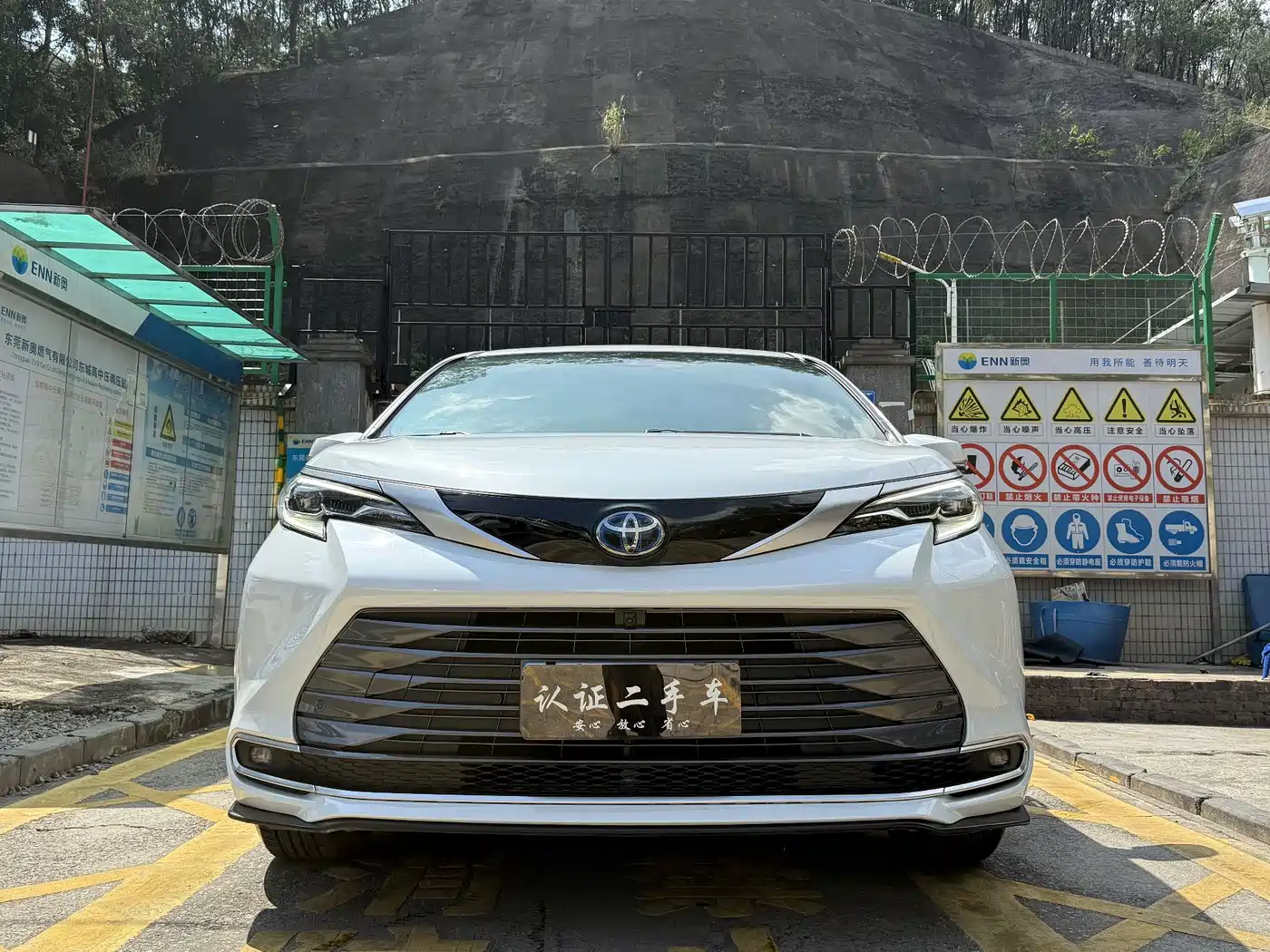 Toyota Sienna 2023 2.5L Hybrid Premium Edition фото 2