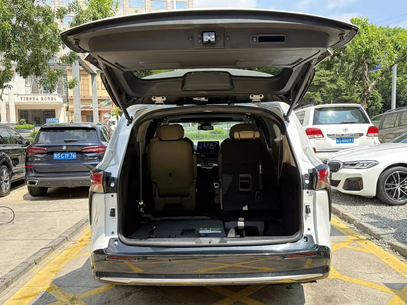 Toyota Sienna 2023 2.5L Hybrid Premium Edition фото 18