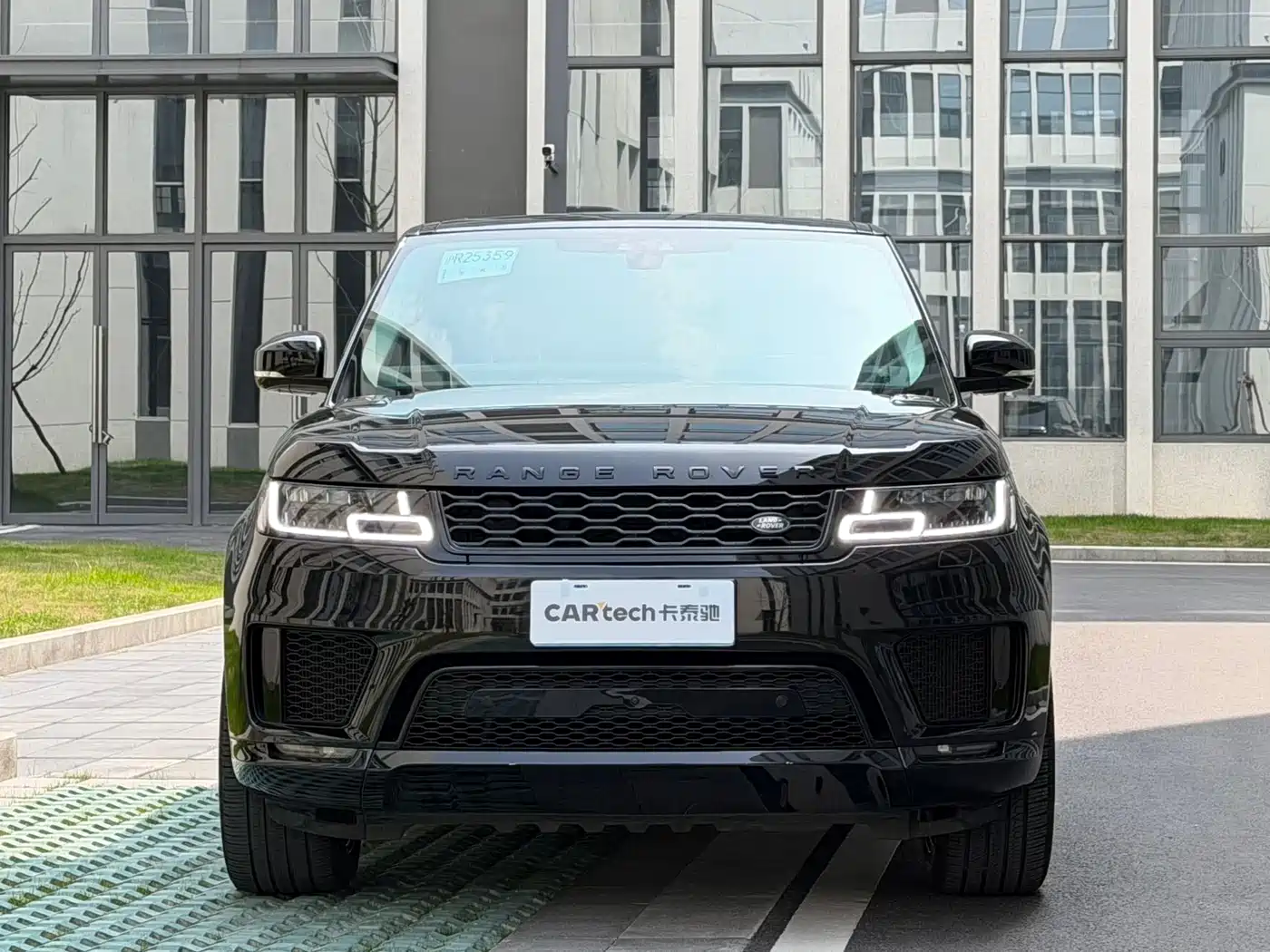 Land Rover Range Rover Sport 2022 3.0 L6 Gloss Black Edition фото 2