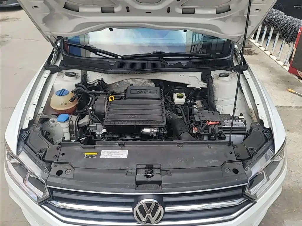 VOLKSWAGEN BORA