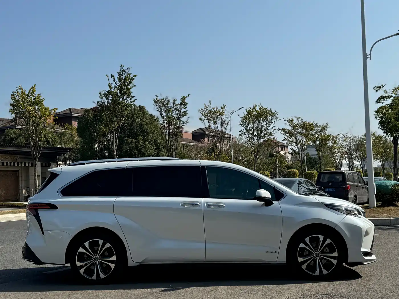 Toyota Granvia 2023 2022 2.5L Hybrid Noble Edition