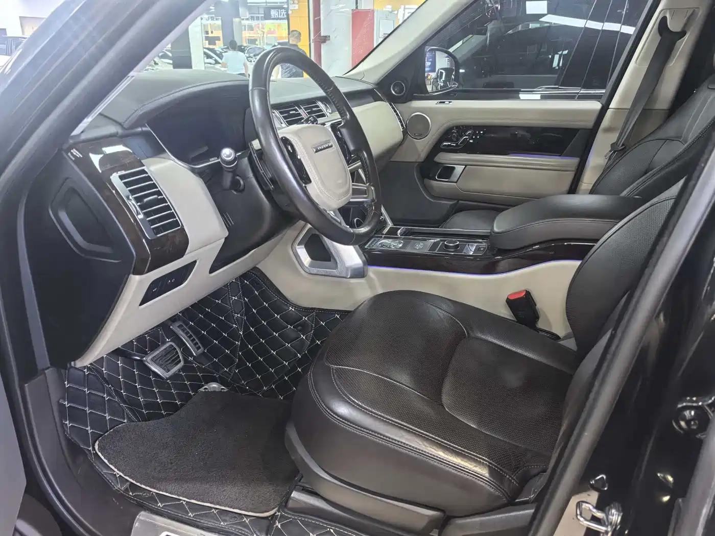 Land Rover Range Rover 2020 3.0 L6 Heritage Extended Edition фото 4