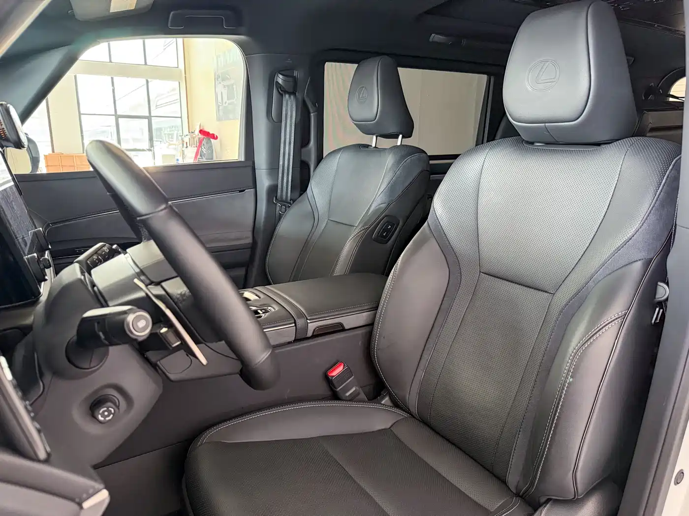 Lexus LM 2023 500h 6-Seater Prestige Edition фото 7