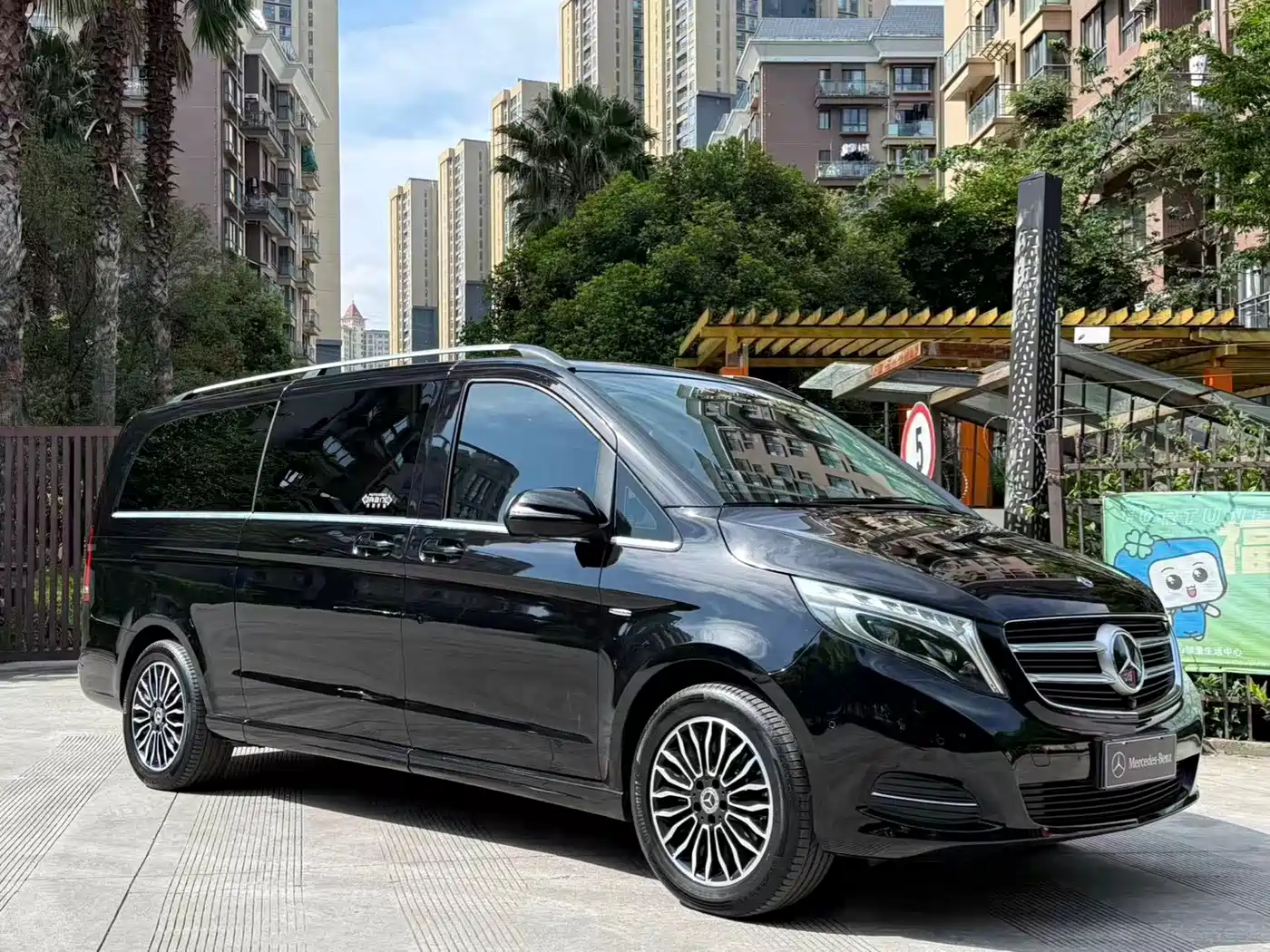 Mercedes-Benz V-Class 2018 V 260 L Premium Long Wheelbase Edition China VI фото 2