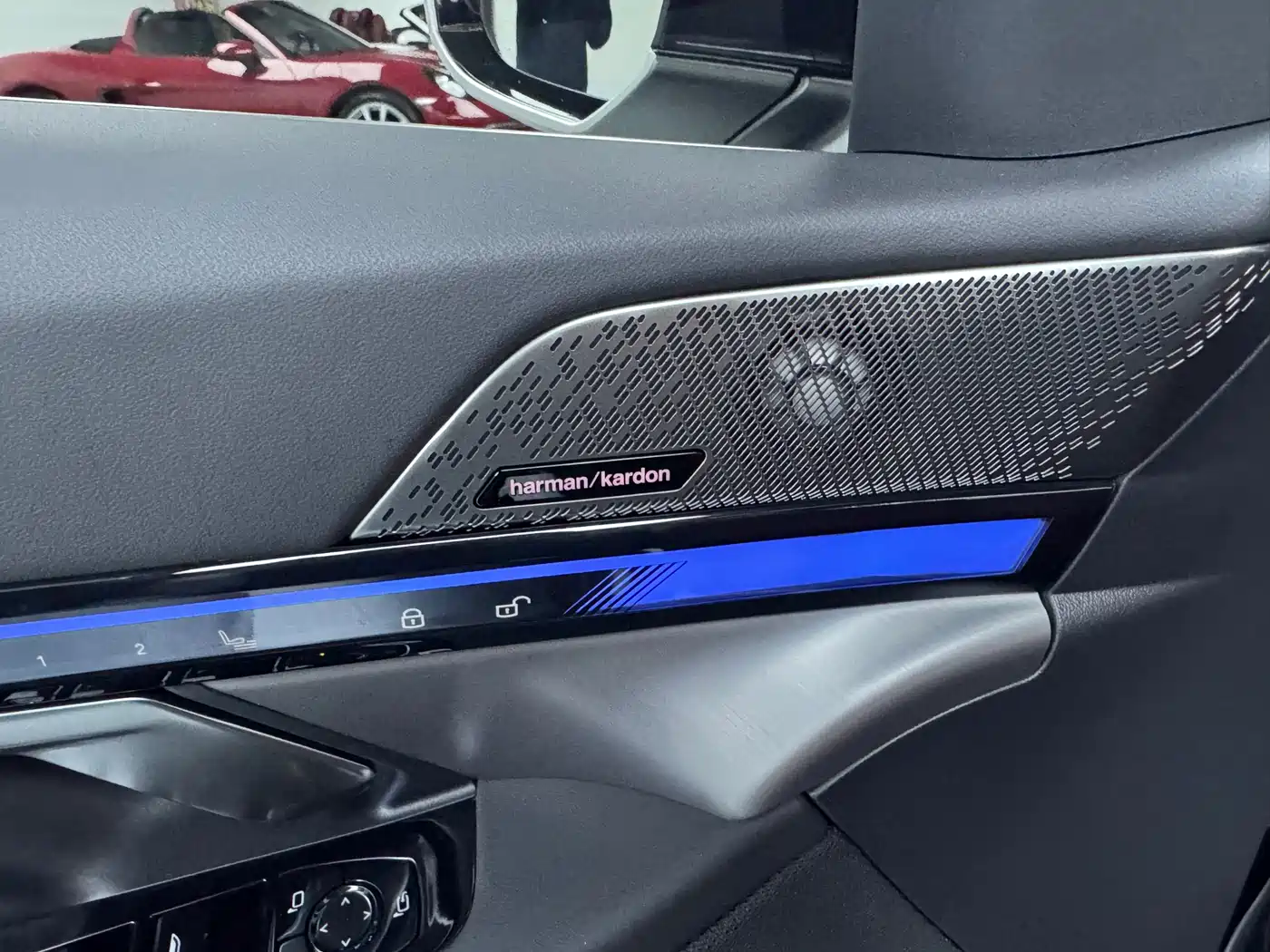 BMW 5 Series 2025 530Li Leading M Sport Package фото 8