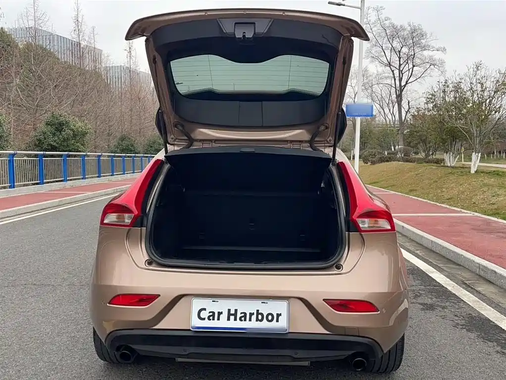 Фото 20 - Volvo V40