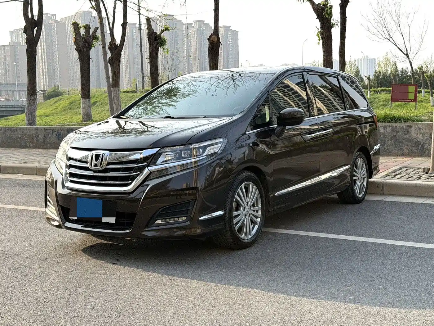 Фото 1 - Honda Elysion