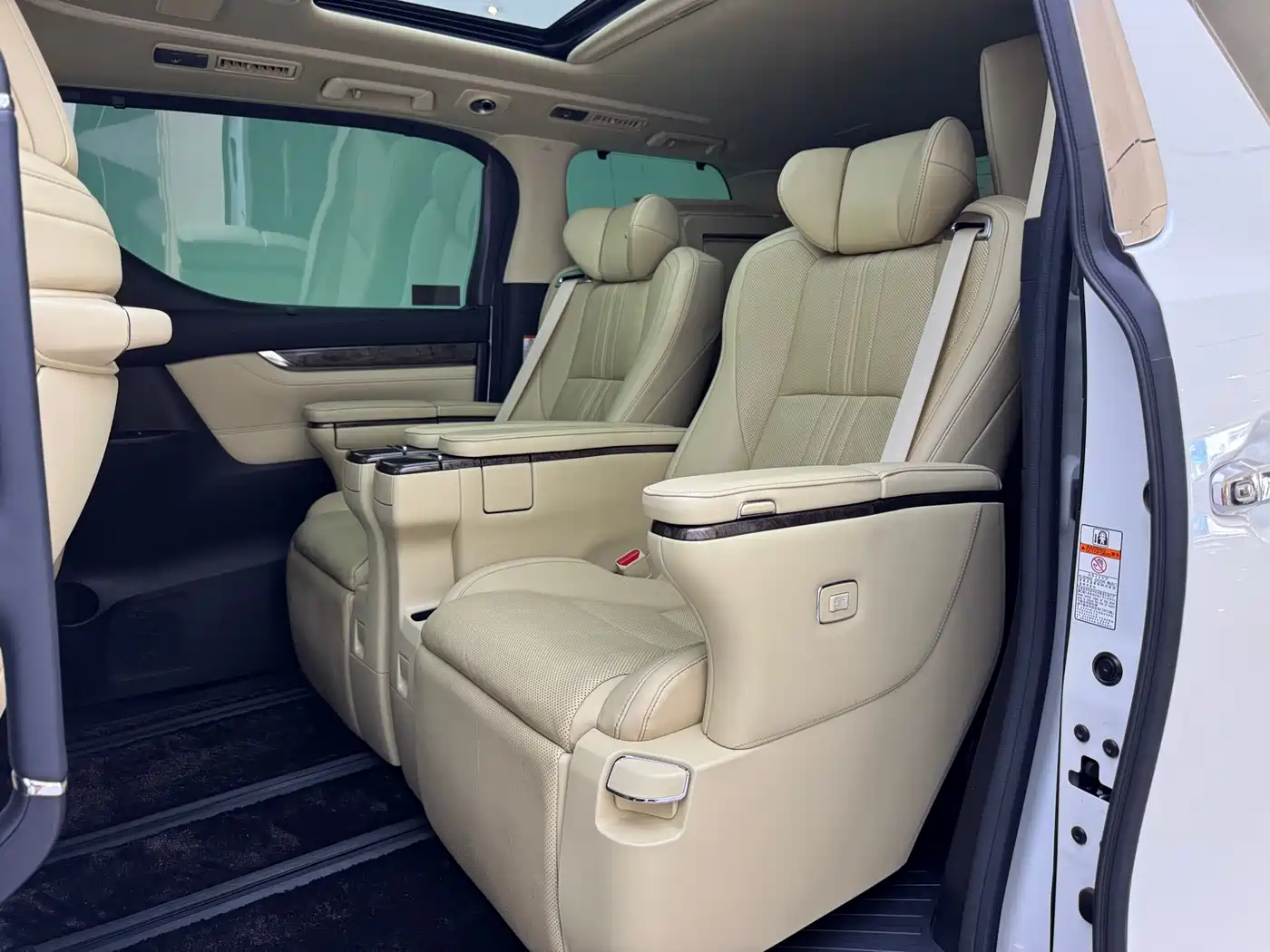 Toyota Alphard 2021 Hybrid 2.5L Premium фото 5