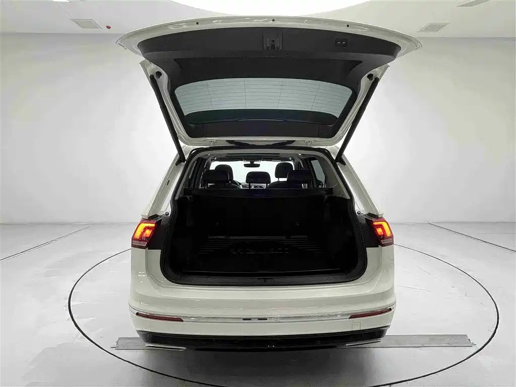 Volkswagen Tiguan L 2021 330TSI Automatic 2WD R-Line Premium фото 10