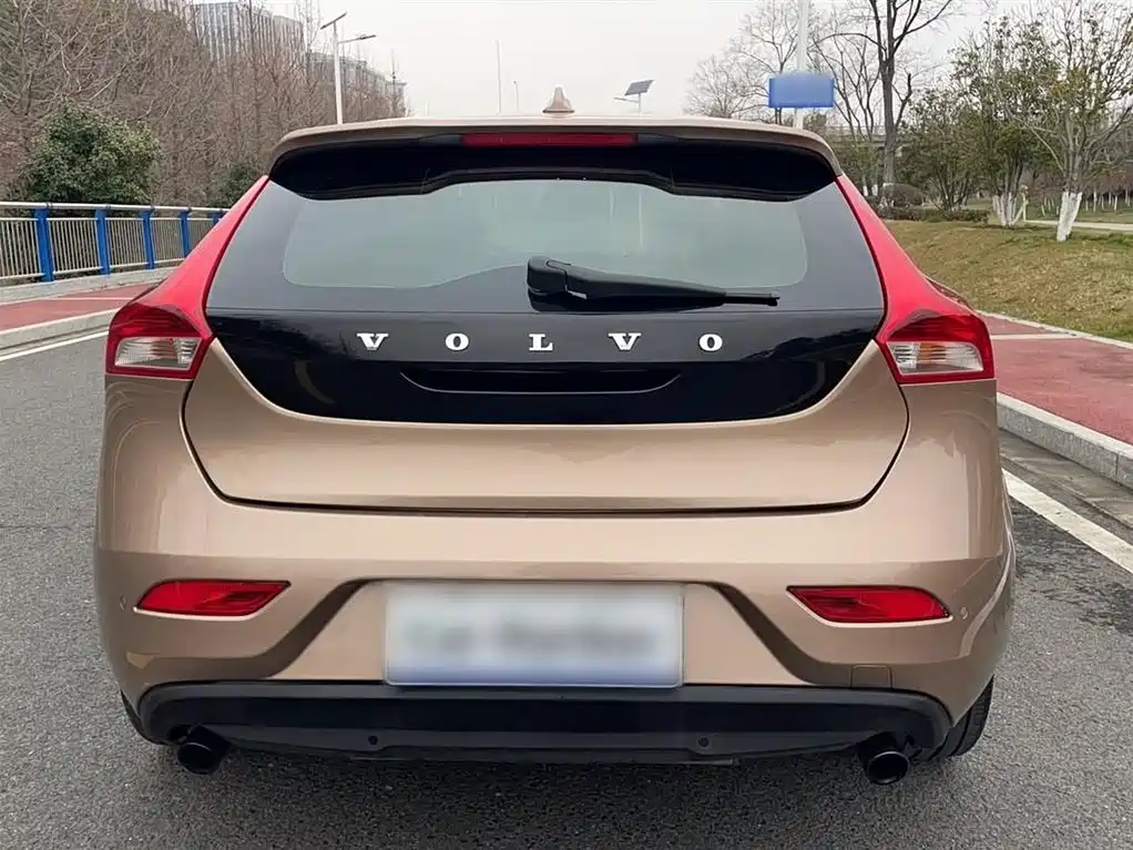 Фото 14 - Volvo V40