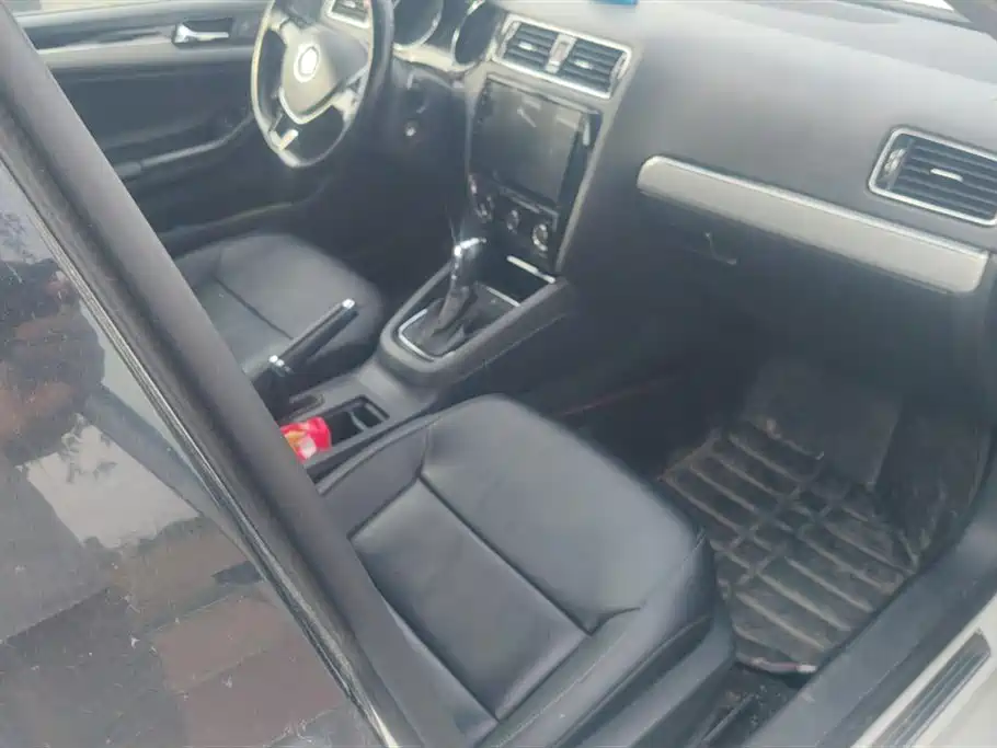 Volkswagen Sagitar 2015 1.6L Automatic Comfort фото 8