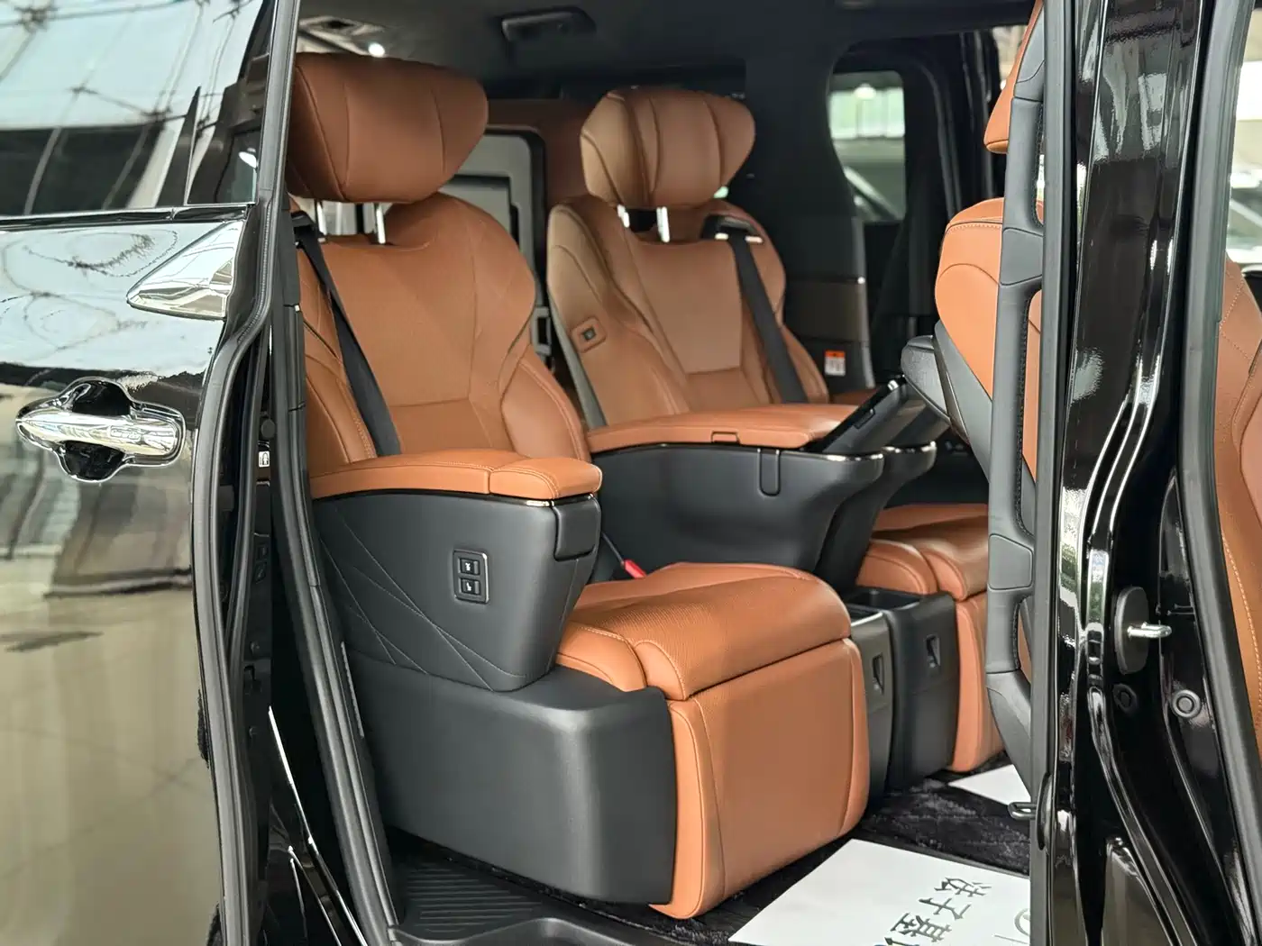 Toyota Alphard 2025 Hybrid 2.5L Ultimate Gold Edition фото 20