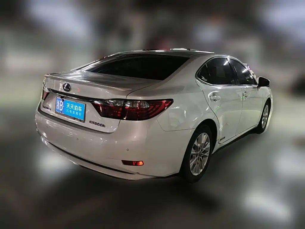 Фото 5 - Lexus ES