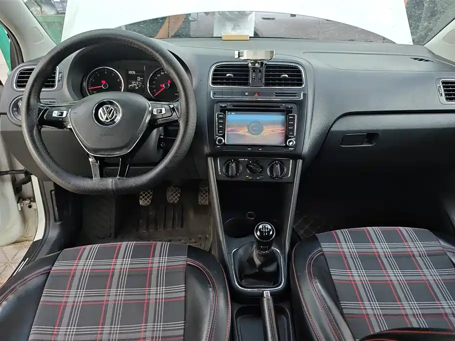 Volkswagen Polo 2016 1.6L Manual Comfort фото 12