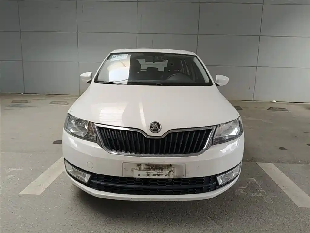 Škoda Skoda Rapid Spaceback 2014 1.6L Automatic Joy Edition фото 5