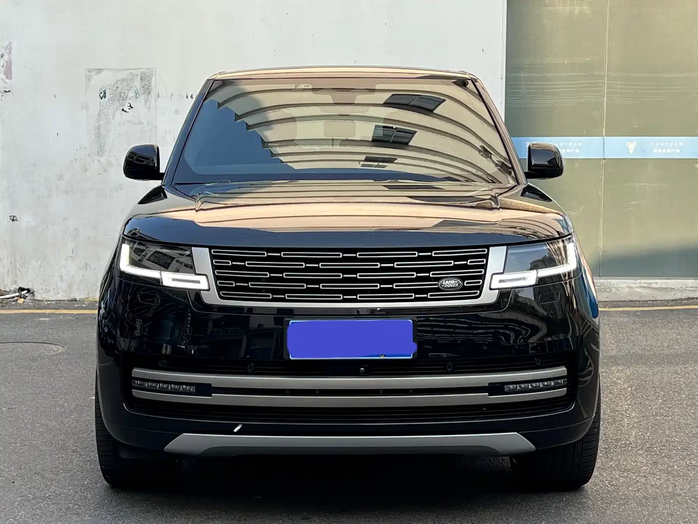 Land Rover Range Rover 2023 3.0 L6 400PS Golden Age 7-Seater Long Wheelbase фото 2