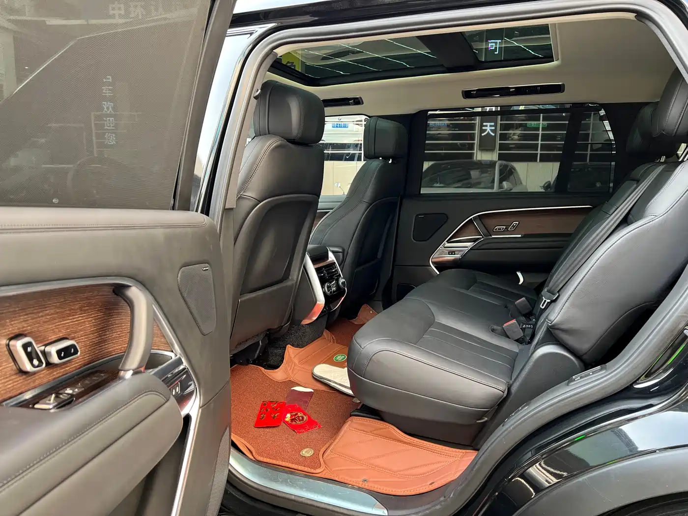 Land Rover Range Rover 2023 3.0 L6 400PS Golden Age 7-Seater Long Wheelbase фото 13