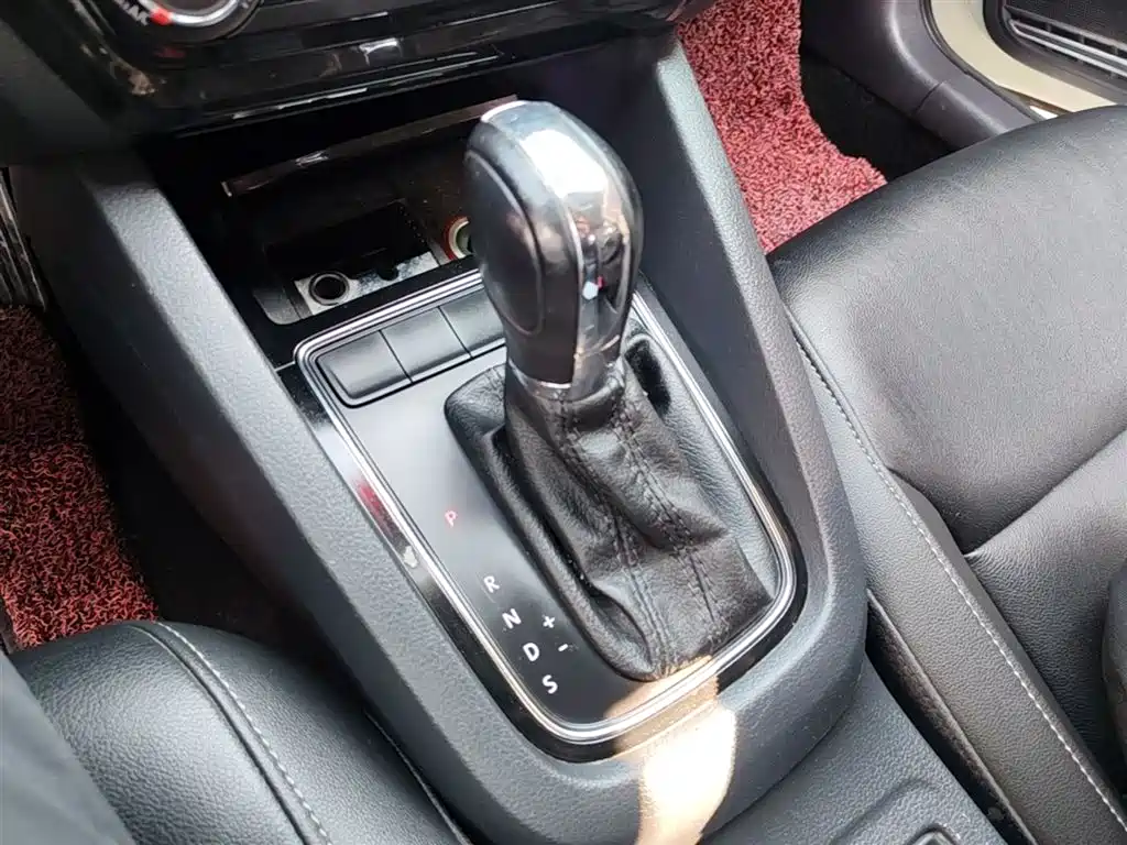 Volkswagen Sagitar 2015 1.6L Automatic Comfort фото 14