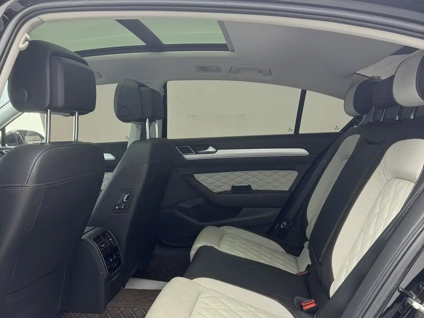 Volkswagen Magotan 2023 Model 2 Million Commemorative Edition 330TSI DSG Luxury фото 8
