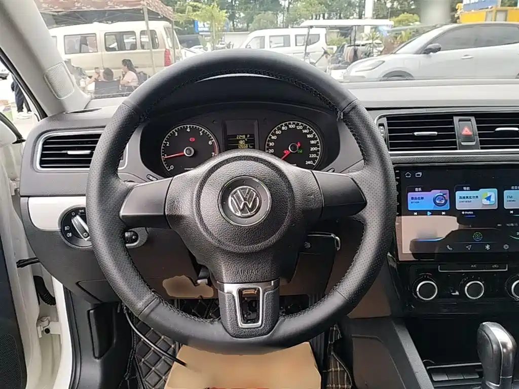 Volkswagen Sagitar 2014 1.6L Automatic Comfort фото 10