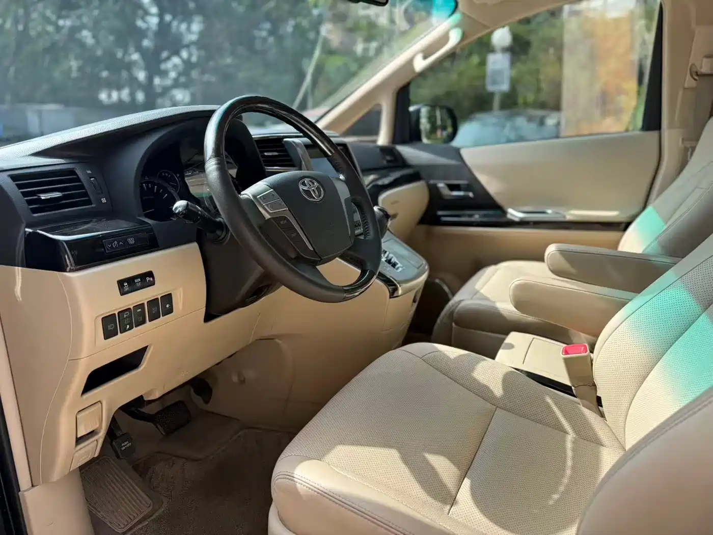 Toyota Alphard 2012 2.4L Luxury Edition фото 4