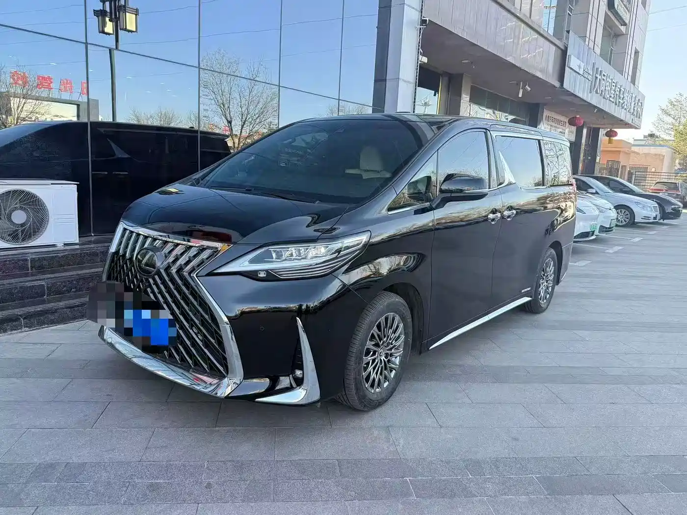 Lexus LM 2020 300h Seven-Seater Elegance Edition фото 7