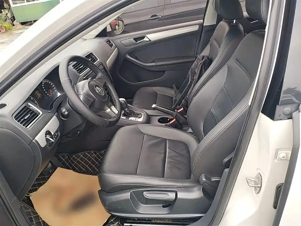 Volkswagen Sagitar 2014 1.6L Automatic Comfort фото 14
