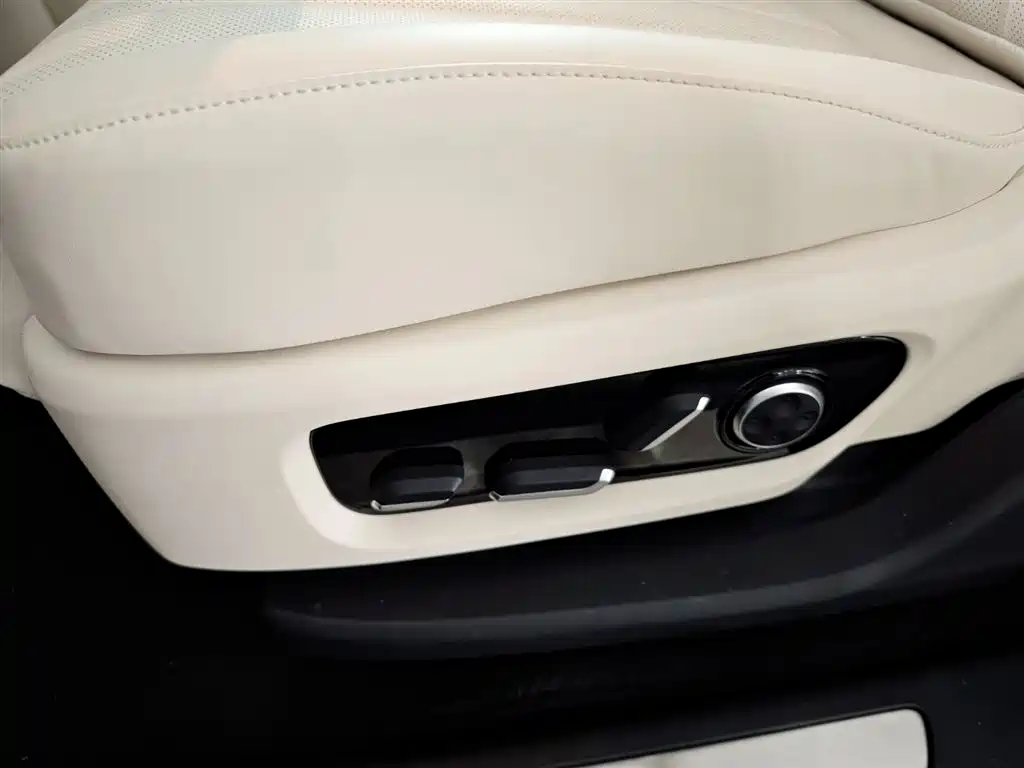 AITO Wenjie AITO M8 2025 Range Extender Max+ Edition 53.4kWh 5-seater фото 18