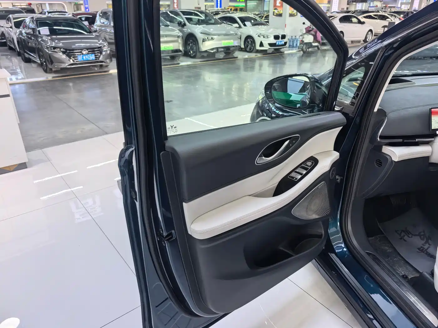 Voyah Auto Voyah Dreamer 2025 PHEV AWD Flagship Kunpeng Edition фото 7