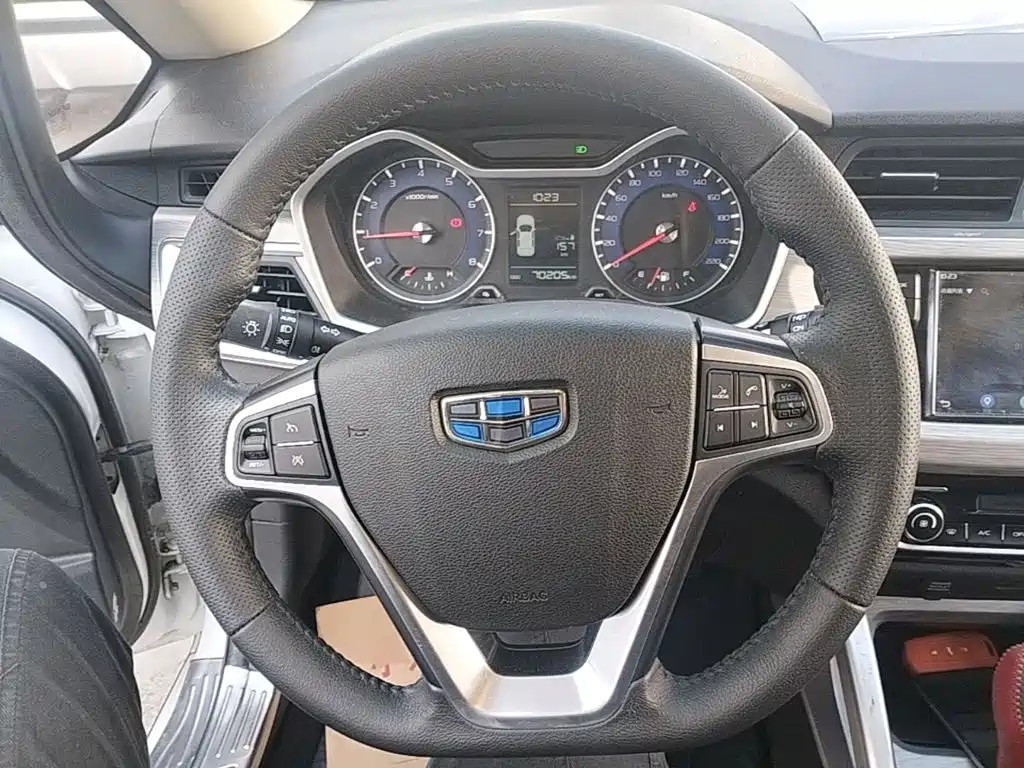 Фото 11 - Geely Vision X3