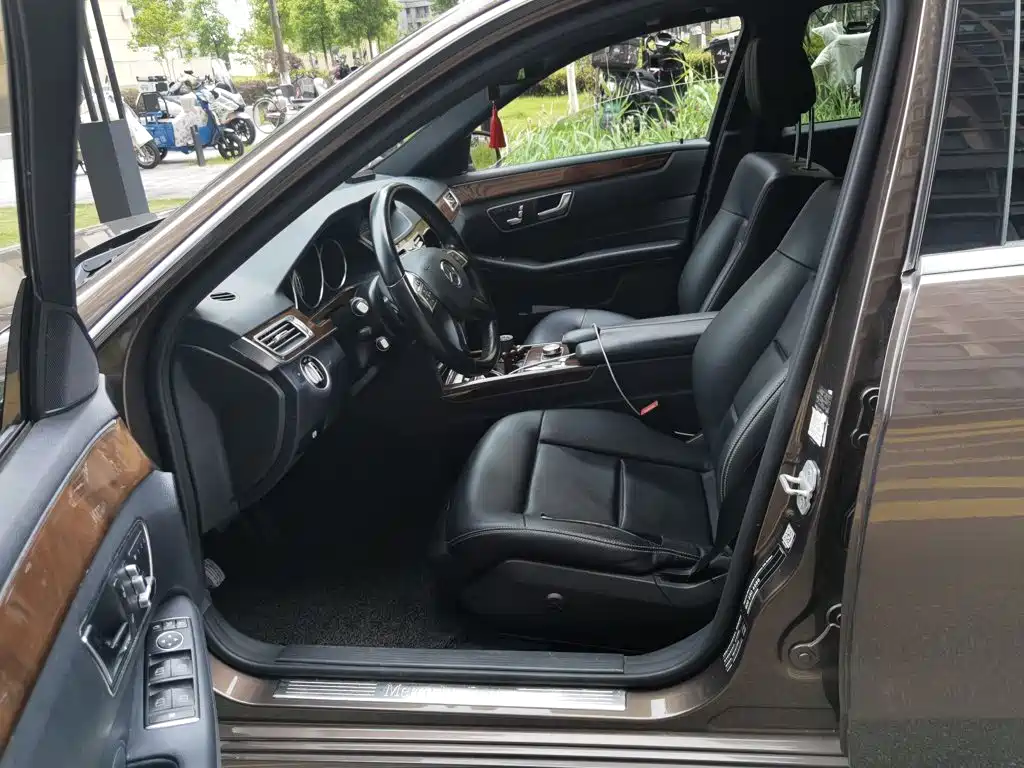 Photo 8 - Mercedes-Benz E-Class