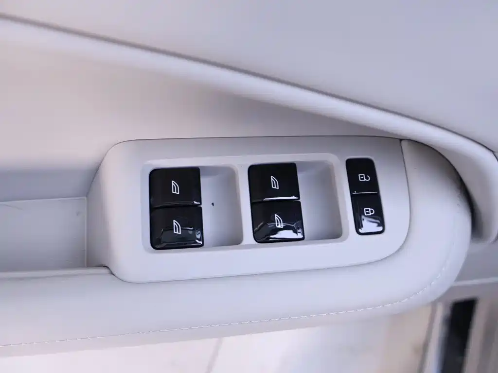 Volvo EM90 2024 2025 Ultra Six-Seater