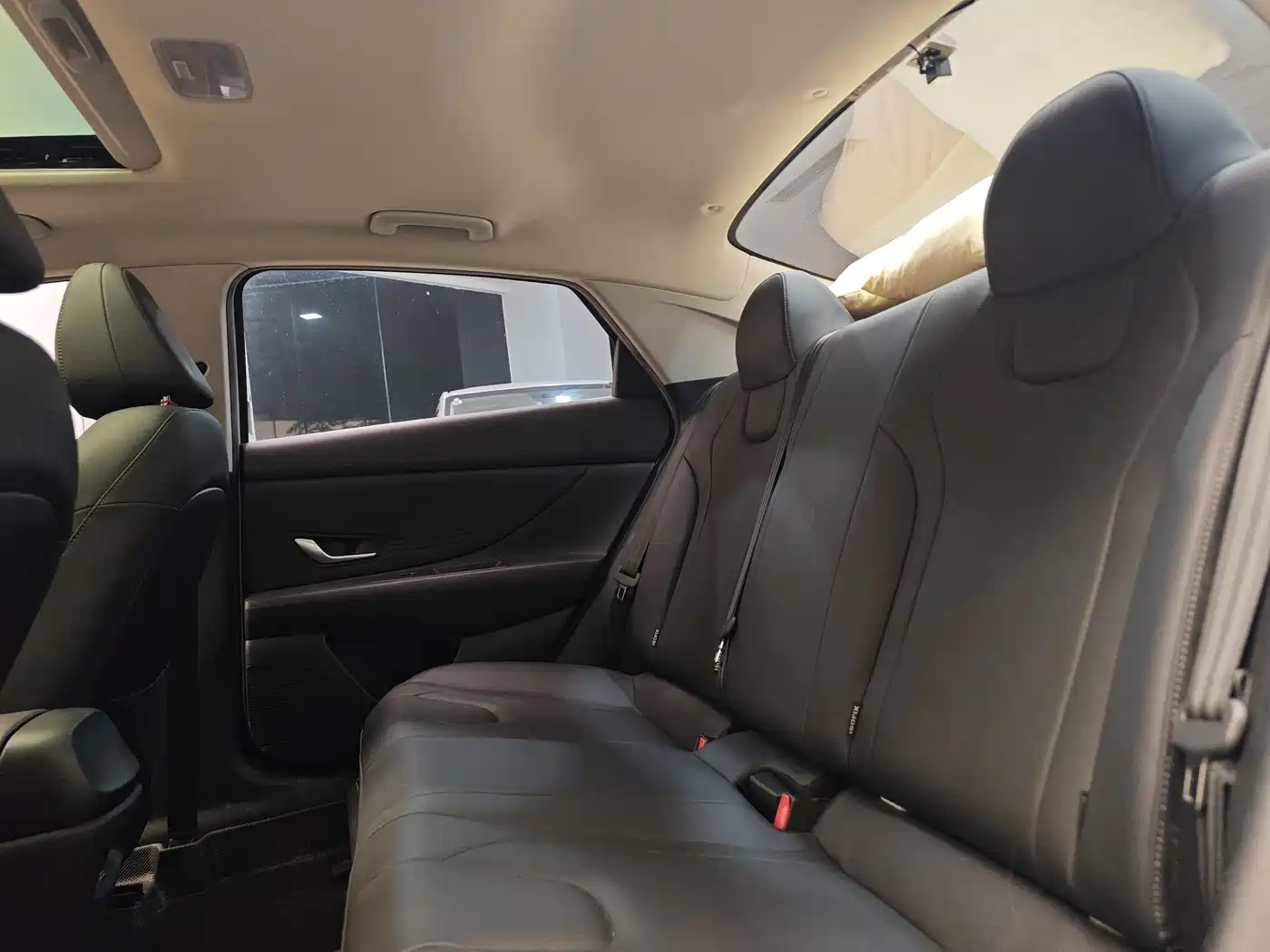 Hyundai Elantra 2021 1.5L CVT LUX Premium Edition фото 23