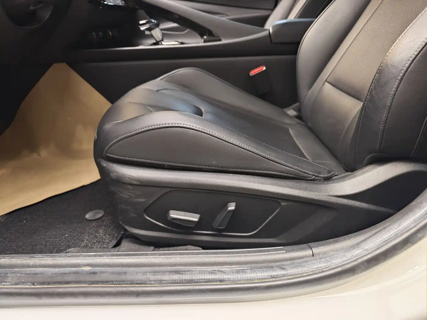 Hyundai Elantra 2021 1.5L CVT LUX Premium Edition фото 11
