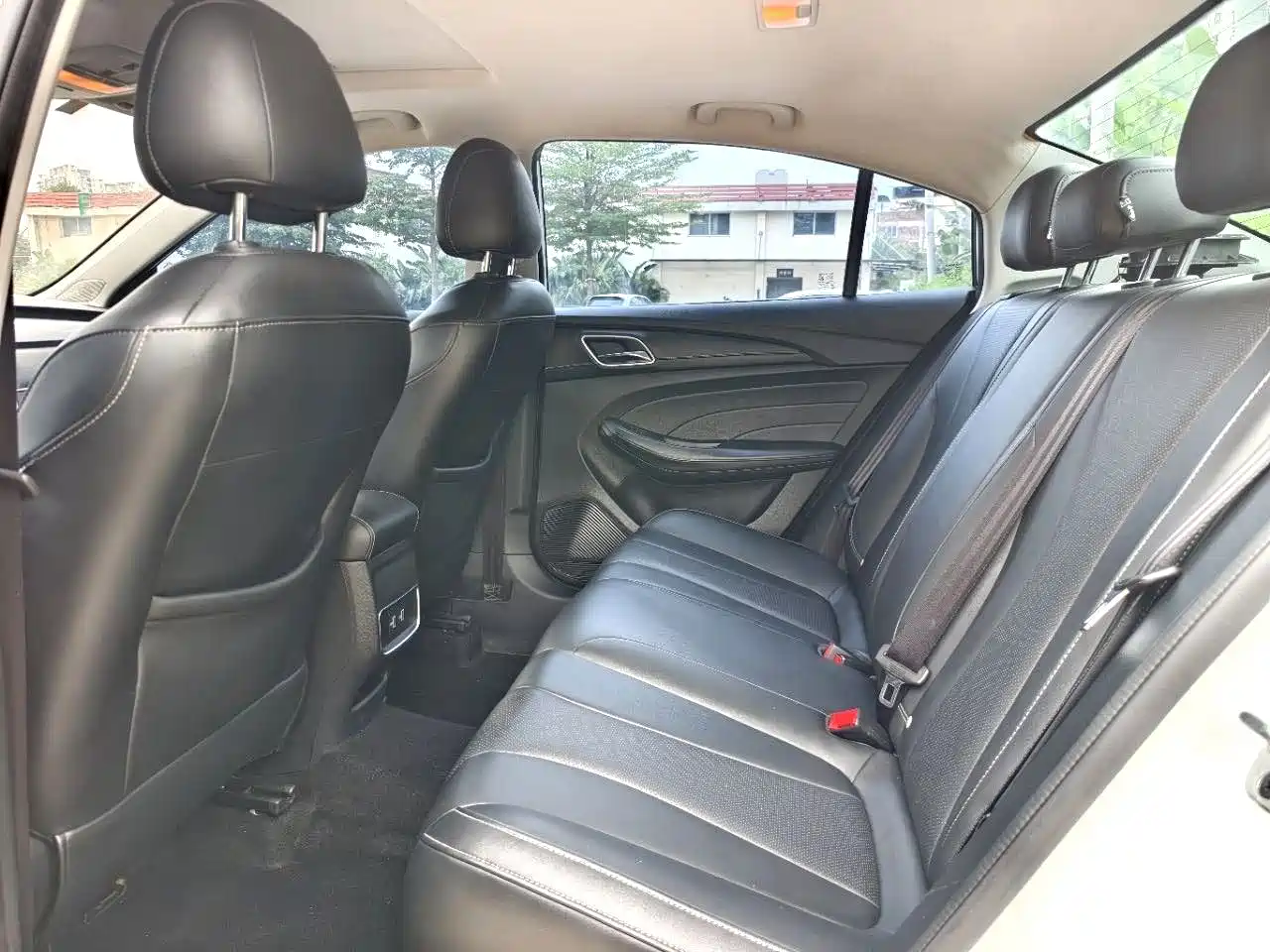 Фото 9 - Roewe i5