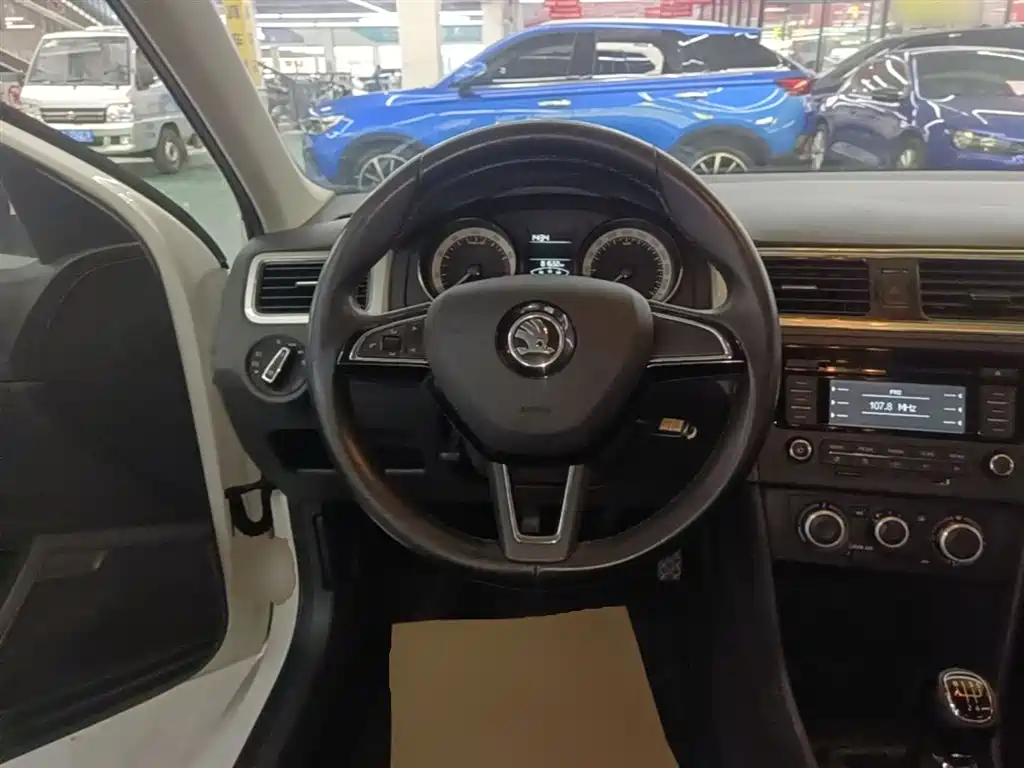 Škoda Skoda Rapid Spaceback 2018 1.6L Manual Comfort фото 11