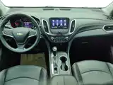 Photo 12 - Chevrolet Equinox